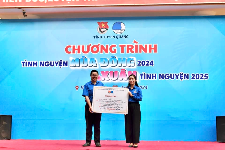 Lãnh đạo Tỉnh Đoàn Tuyên Quang trao hỗ trợ các hoạt động, công trình tại huyện Hàm Yên.