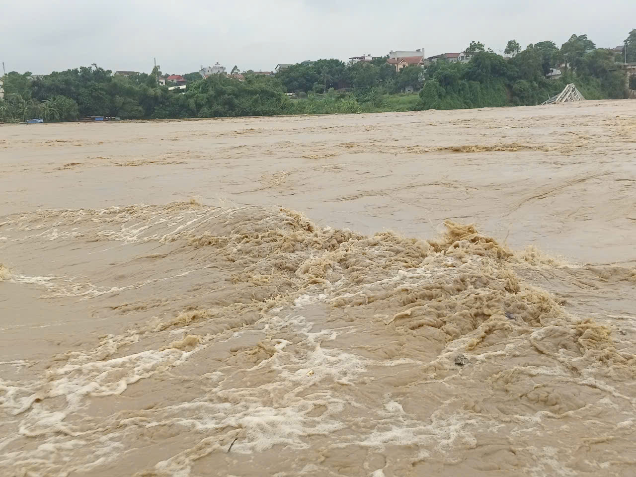 Mực nước sông Hồng dâng cao, chảy xiết khiến công tác cứu hộ gặp nhiều khó khăn. Mực nước sông Hồng dâng cao, chảy xiết khiến công tác cứu hộ gặp nhiều khó khăn.