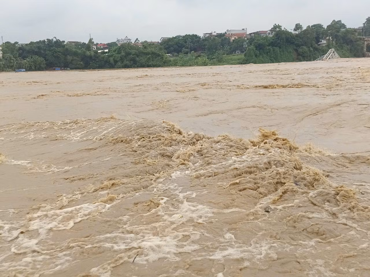 Mực nước sông Hồng dâng cao, chảy xiết khiến công tác cứu hộ gặp nhiều khó khăn.