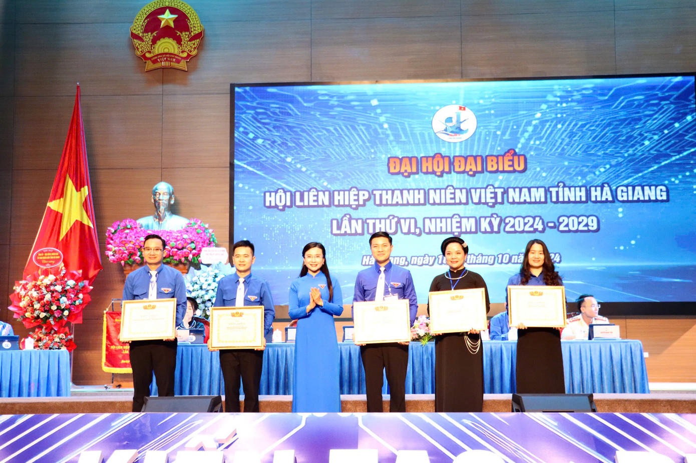 Chị Nguyễn Phạm Duy Trang trao bằng khen cho tập thể, cá nhân xuất sắc.