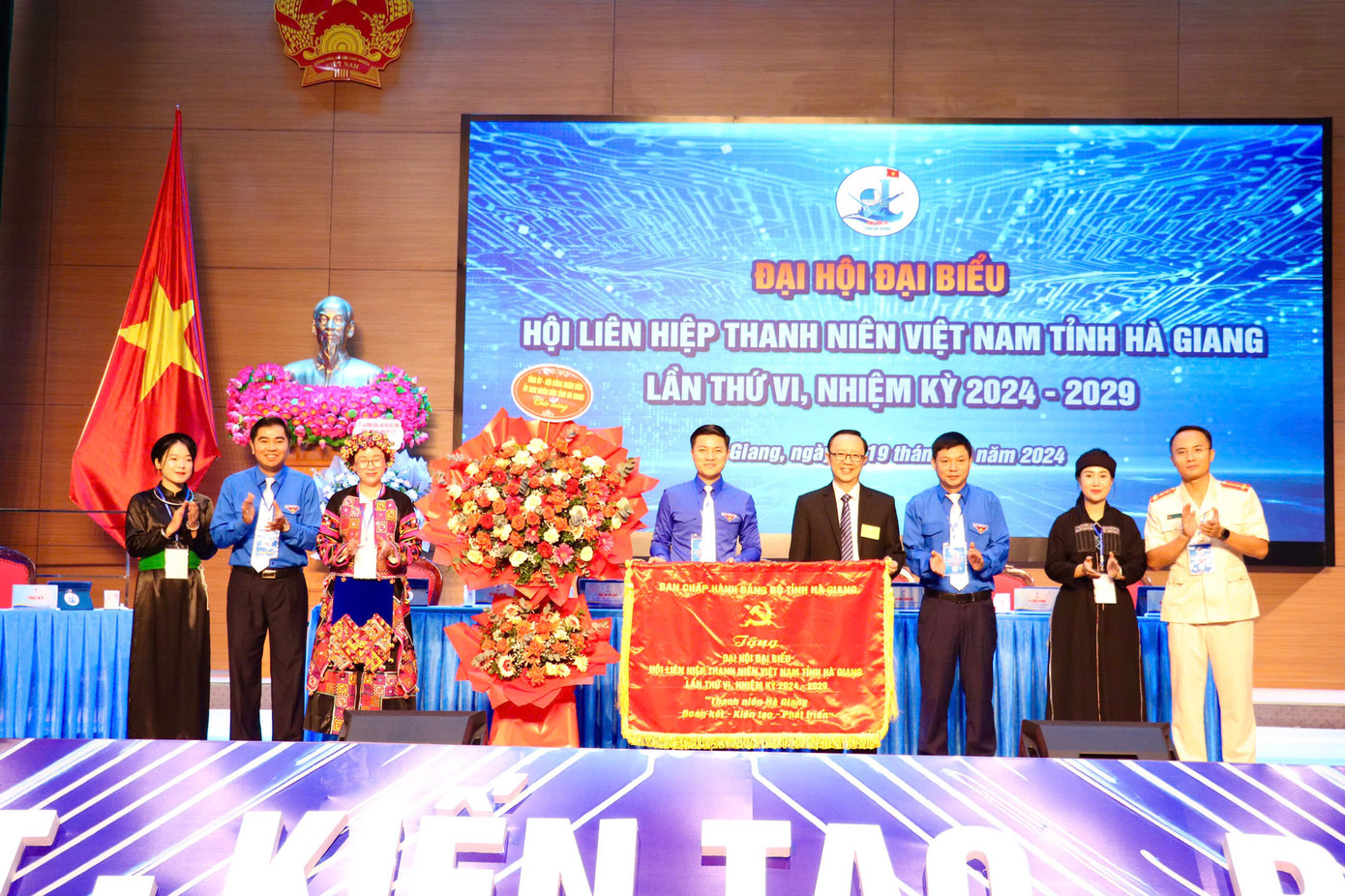 Ông Thào Hồng Sơn trao tặng cờ thêu của Tỉnh ủy, Hội đồng nhân dân, Ủy ban nhân dân cho Hội LHTN Việt Nam tỉnh Hà Giang.