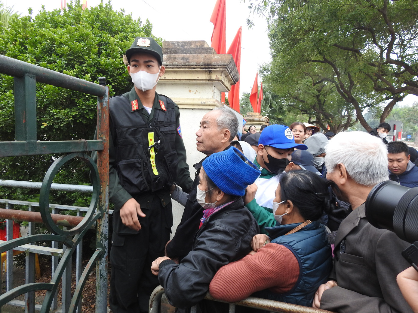 Sáng 12/12, người dân xếp hàng mua vé cổ vũ các trận đấu của đội tuyển Việt Nam trên SVĐ Việt Trì. Sáng 12/12, người dân xếp hàng mua vé cổ vũ các trận đấu của đội tuyển Việt Nam trên SVĐ Việt Trì.