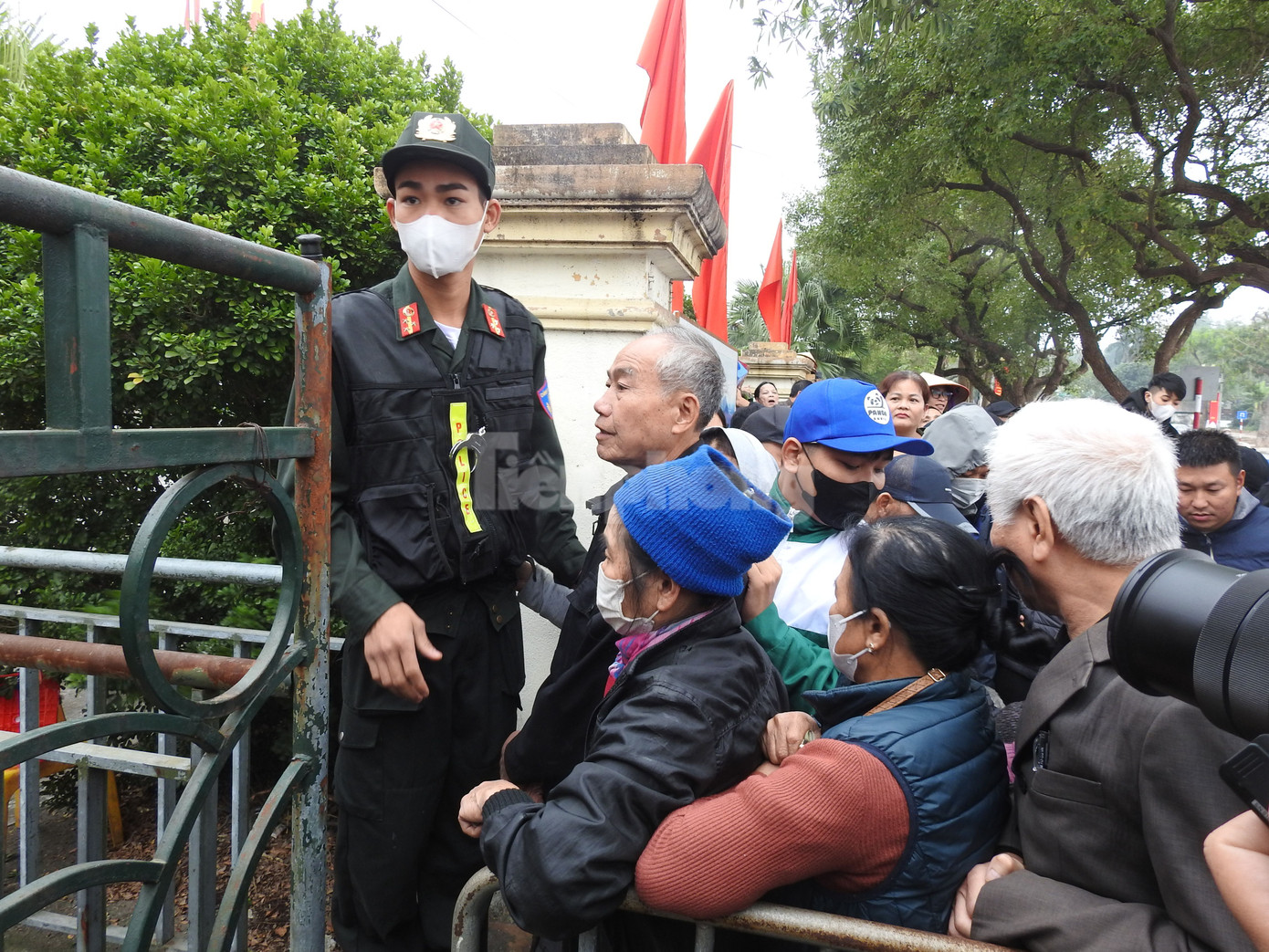 Lực lượng an ninh đảm bảo không để xảy ra tình trạng người dân chen lấn, xô đẩy.