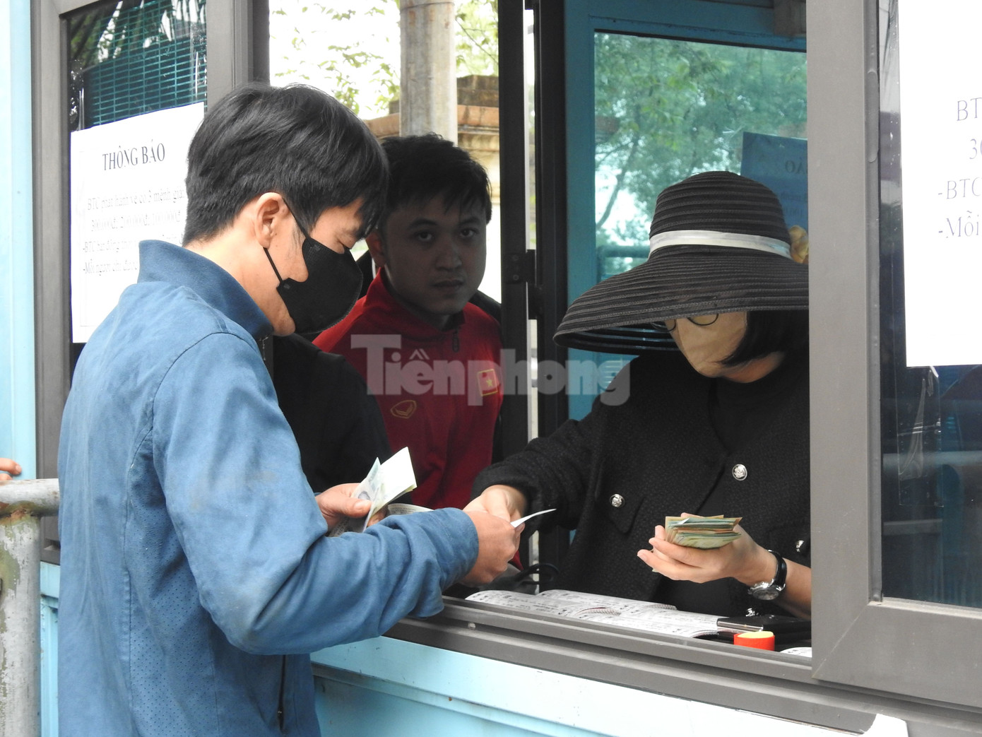 Ban tổ chức dự kiến trong sáng nay sẽ bán hết luôn 6.000 vé trực tiếp tại quầy với các mệnh giá 300.000 đồng, 200.000 đồng và 100.000 đồng.