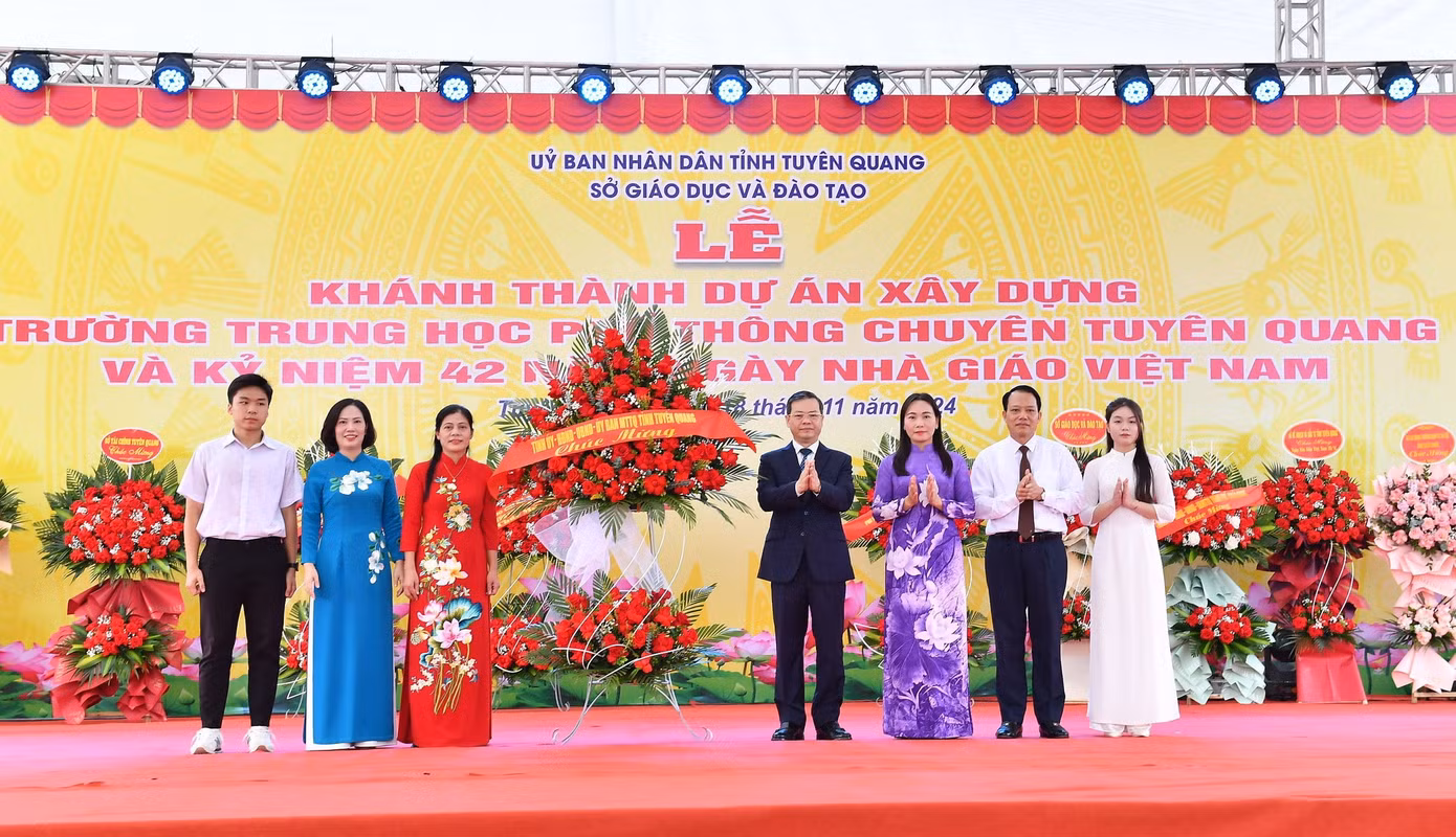Chủ tịch UBND tỉnh Nguyễn Văn Sơn tặng hoa chúc mừng thầy và trò trường THPT Tuyên Quang nhân dịp kỉ niệm 42 năm ngày Nhà giáo Việt Nam 20/11.
