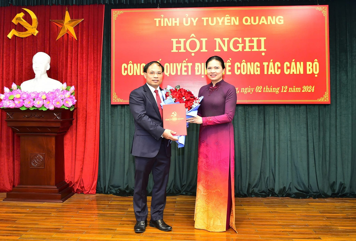 Bí thư Tỉnh ủy Tuyên Quang Hà Thị Nga trao quyết định và tặng hoa chúc mừng tân Bí thư Huyện ủy Lâm Bình. Bí thư Tỉnh ủy Tuyên Quang Hà Thị Nga trao quyết định và tặng hoa chúc mừng tân Bí thư Huyện ủy Lâm Bình.
