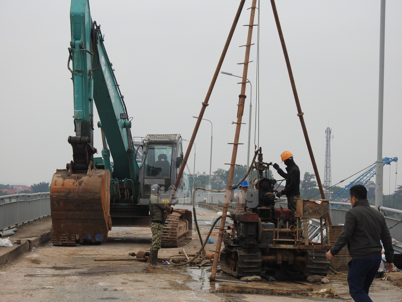 Máy khoan cỡ lớn thực hiện phá bề mặt tại vị trí trụ cầu T5, điểm nối giữa nhịp cầu bê tông cốt thép và nhịp cầu dầm thép 66m.