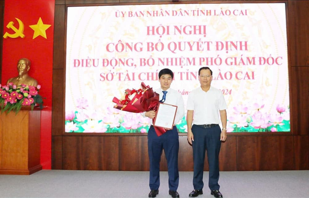 Phó Chủ tịch UBND tỉnh Lào Cai Hoàng Quốc Khánh trao quyết định và tặng hoa chúc mừng ông Nguyễn Văn Hiệp. Phó Chủ tịch UBND tỉnh Lào Cai Hoàng Quốc Khánh trao quyết định và tặng hoa chúc mừng ông Nguyễn Văn Hiệp.