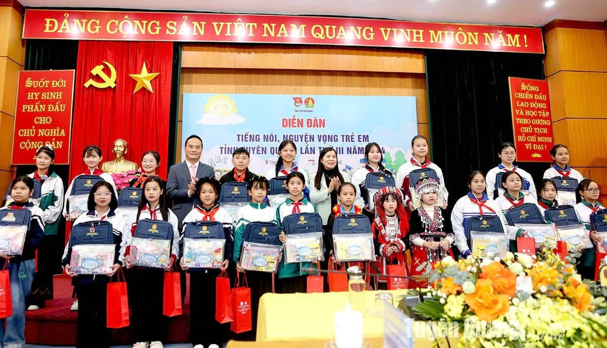 Ban Tổ chức đã trao 100 suất quà cho thiếu nhi tiêu biểu tham dự diễn đàn. Ban Tổ chức đã trao 100 suất quà cho thiếu nhi tiêu biểu tham dự diễn đàn.