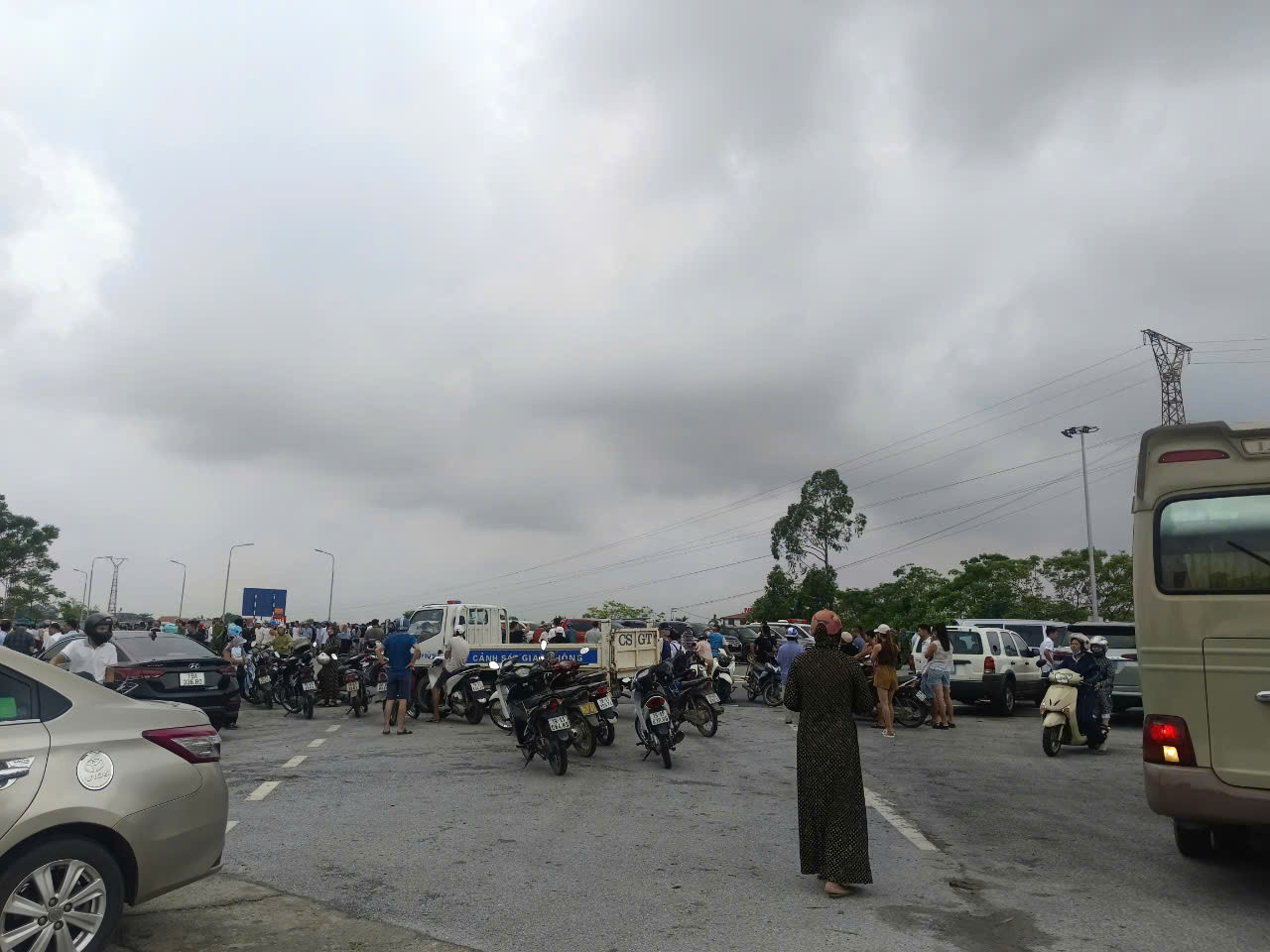 Lực lượng chức năng tổ chức phân luồng giao thông. Lực lượng chức năng tổ chức phân luồng giao thông.