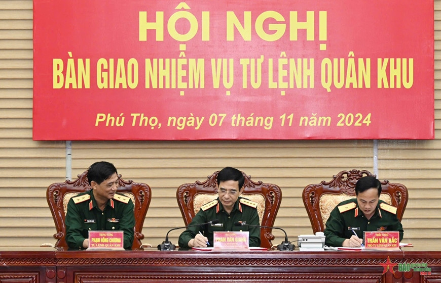 Đại tướng Phan Văn Giang ký xác nhận biên bản bàn giao nhiệm vụ Tư lệnh Quân khu 2 giữa Trung tướng Phạm Hồng Chương và Thiếu tướng Trần Văn Bắc. (Ảnh: Báo Quân đội nhân dân). Đại tướng Phan Văn Giang ký xác nhận biên bản bàn giao nhiệm vụ Tư lệnh Quân khu 2 giữa Trung tướng Phạm Hồng Chương và Thiếu tướng Trần Văn Bắc. (Ảnh: Báo Quân đội nhân dân).