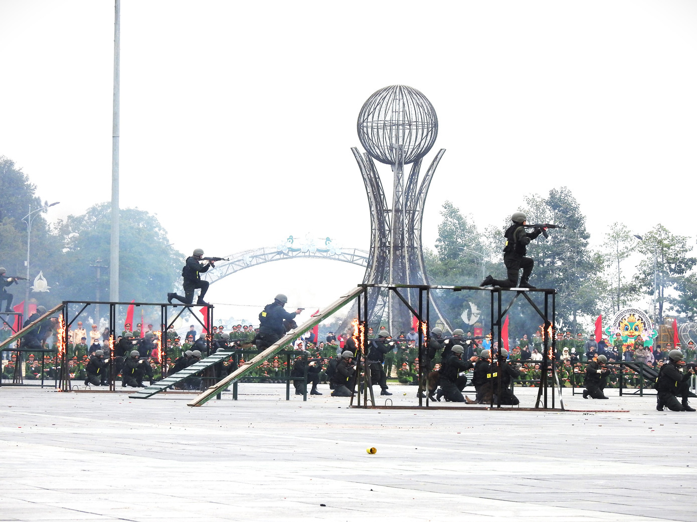 Kỹ thuật vận động khắc phục vật cản do các chiến sĩ Bộ tư lệnh Cảnh sát cơ động thực hiện.