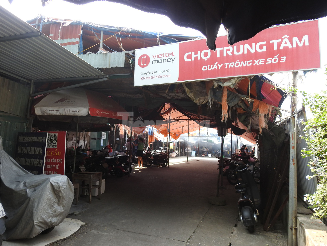 Đồng tình với ý kiến ông Tuấn Anh, một tiểu thương khác cho biết, năm 1992 chúng tôi được UBND TP Việt Trì làm hợp đồng mua đứt, bán đoạn. Vì vậy nếu tỉnh có quy hoạch xây Tháp Hùng Vương chỉ cần đền bù thỏa đáng chúng tôi sẵn sàng trả lại mặt bằng.