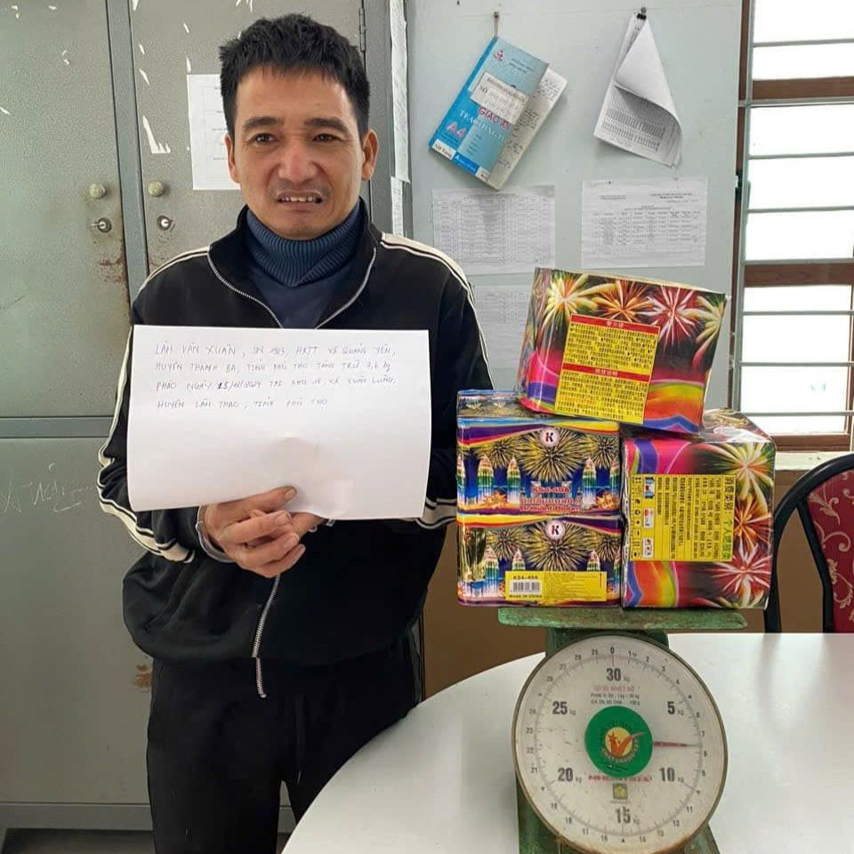 Đối tượng Lâm Văn Xuân và tang vật tại cơ quan Công an. (Ảnh: Công an tỉnh Phú Thọ).