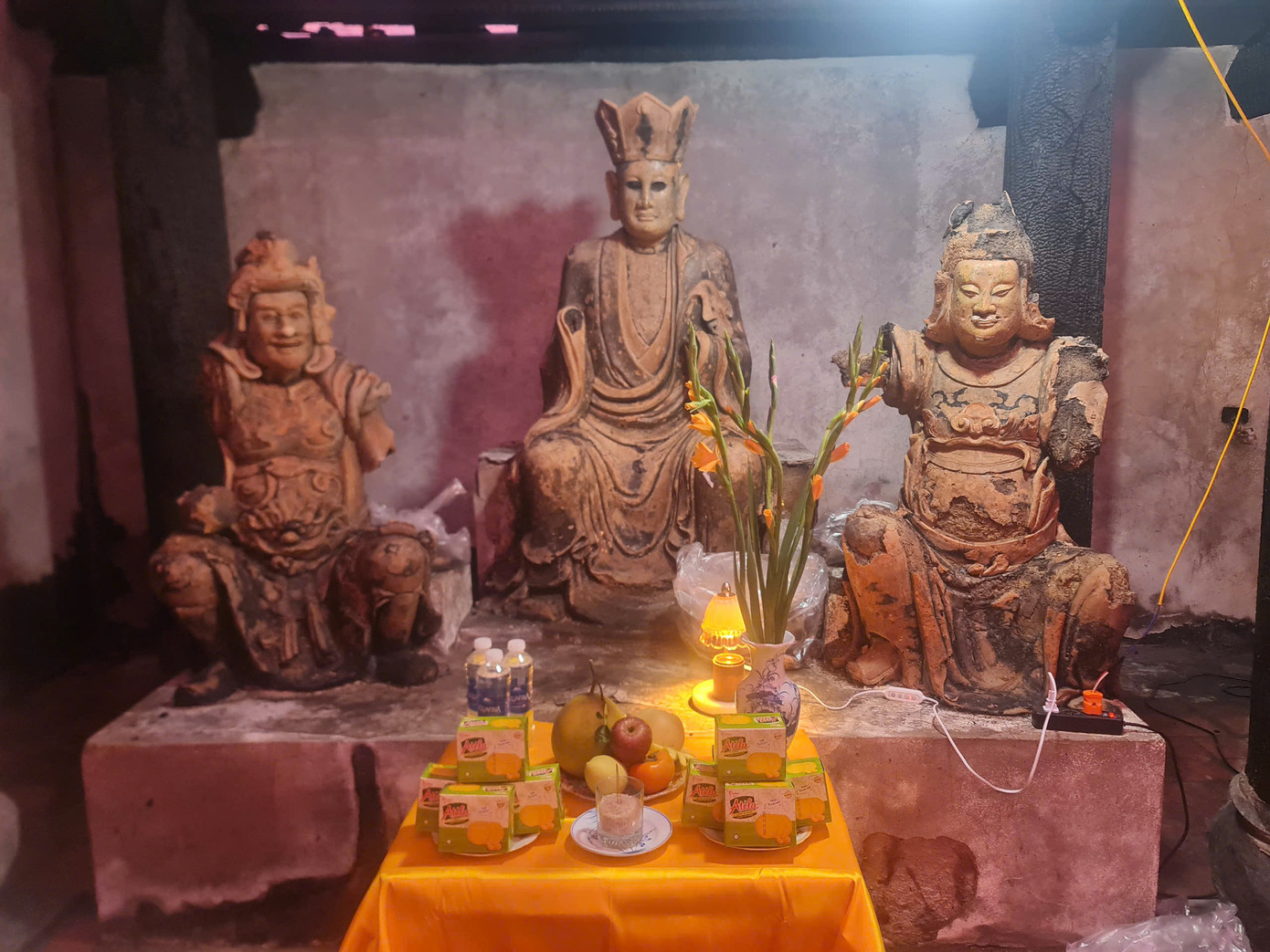 Các tượng Phật bị mất tay, đầu chân... Các tượng Phật bị mất tay, đầu chân...