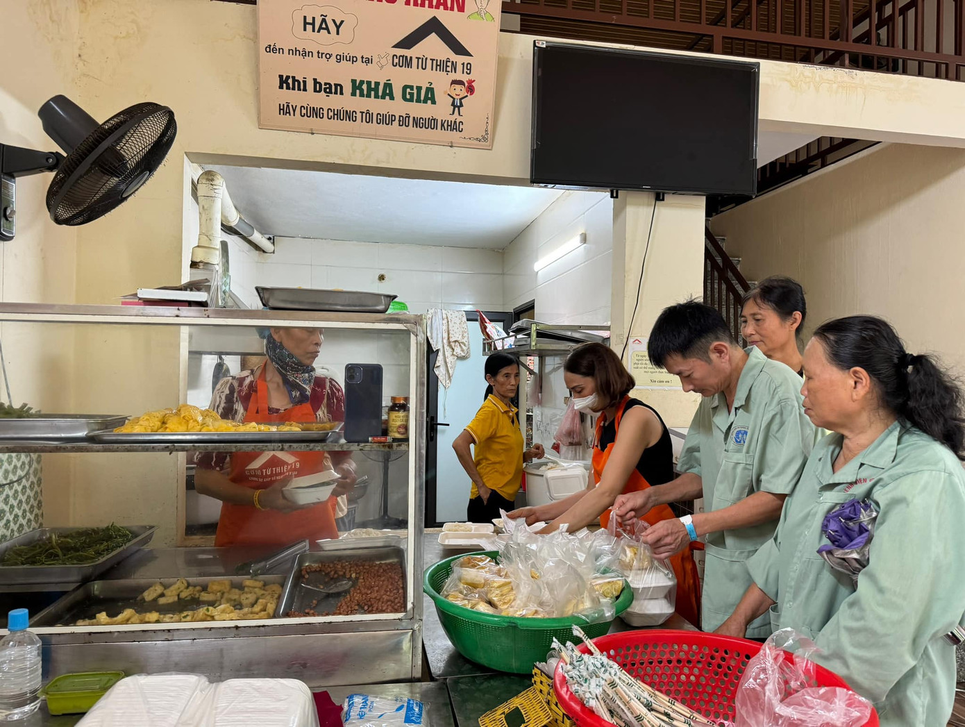 Hàng trăm suất ăn 0 đồng mỗi ngày đã giúp được rất nhiều hoàn cảnh khó khăn đang điều trị tại BV Đa khoa tỉnh Phú Thọ. Hàng trăm suất ăn 0 đồng mỗi ngày đã giúp được rất nhiều hoàn cảnh khó khăn đang điều trị tại BV Đa khoa tỉnh Phú Thọ.