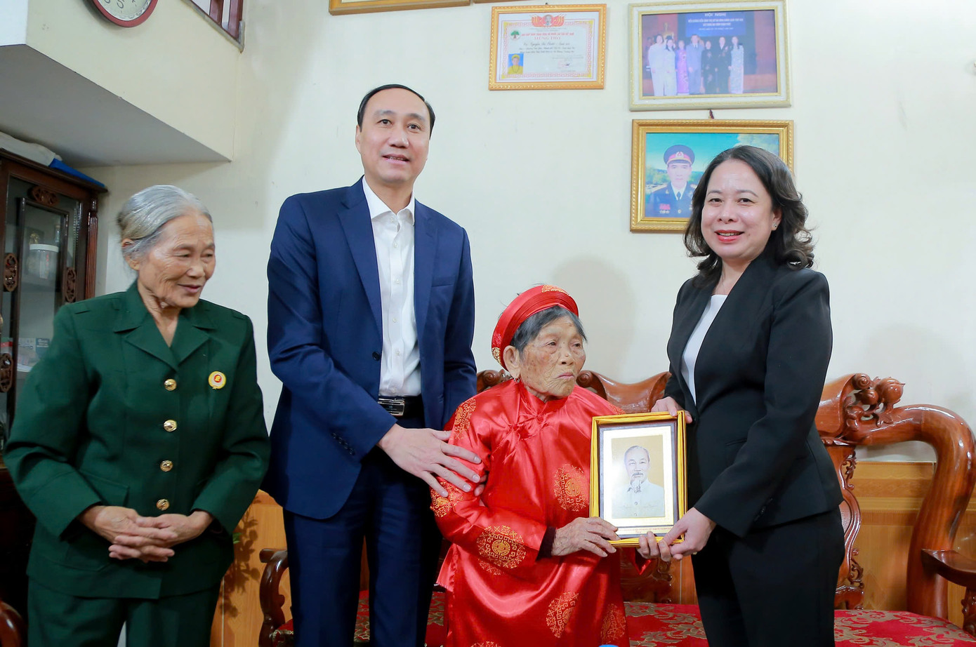 Phú Chủ tịch nước Võ Thị Ánh Xuân tặng quà Mẹ Việt Nam anh hùng Nguyễn Thị Phước ở phường Vân Phú, thành phố Việt Trì, tỉnh Phú Thọ. Phú Chủ tịch nước Võ Thị Ánh Xuân tặng quà Mẹ Việt Nam anh hùng Nguyễn Thị Phước ở phường Vân Phú, thành phố Việt Trì, tỉnh Phú Thọ.