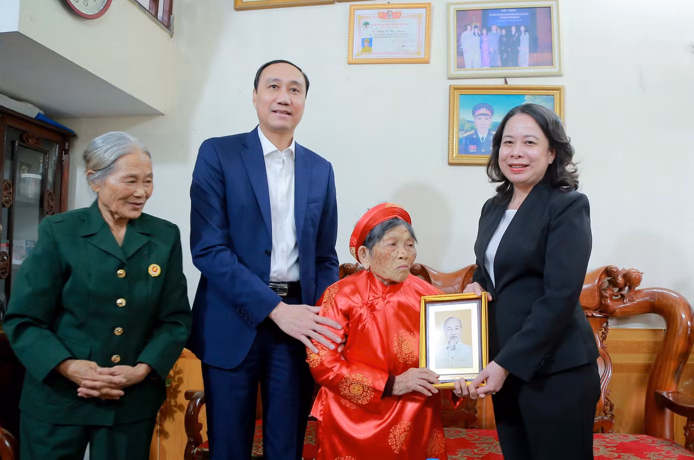 Phú Chủ tịch nước Võ Thị Ánh Xuân tặng quà Mẹ Việt Nam anh hùng Nguyễn Thị Phước ở phường Vân Phú, thành phố Việt Trì, tỉnh Phú Thọ. Phú Chủ tịch nước Võ Thị Ánh Xuân tặng quà Mẹ Việt Nam anh hùng Nguyễn Thị Phước ở phường Vân Phú, thành phố Việt Trì, tỉnh Phú Thọ.