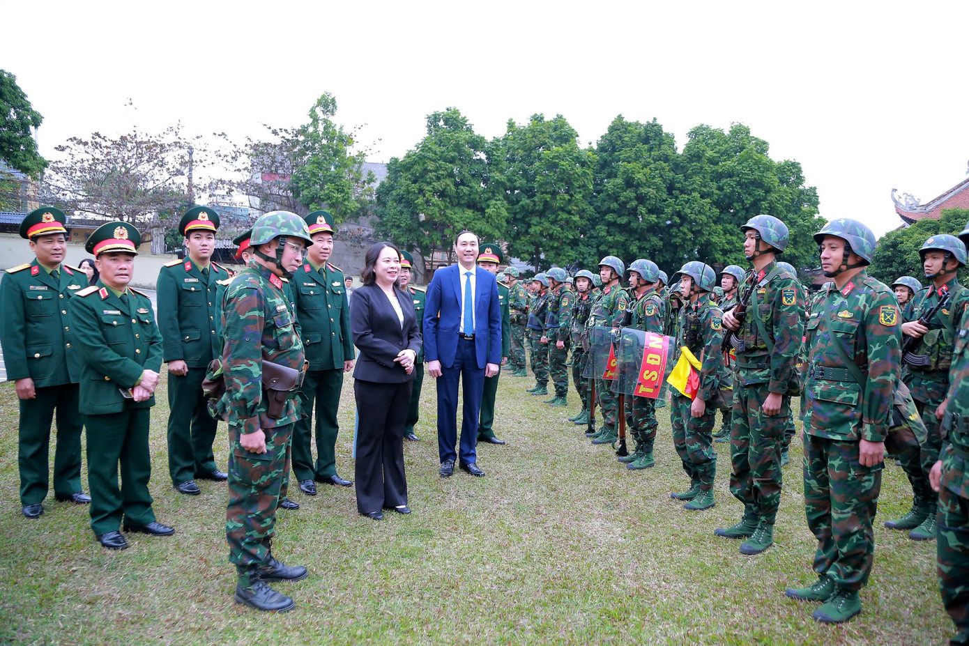 Phó Chủ tịch nước Võ Thị Ánh Xuân thăm hỏi, động viên cán bộ, chiến sĩ Bộ Chỉ huy quân sự tỉnh Phú Thọ. Phó Chủ tịch nước Võ Thị Ánh Xuân thăm hỏi, động viên cán bộ, chiến sĩ Bộ Chỉ huy quân sự tỉnh Phú Thọ.
