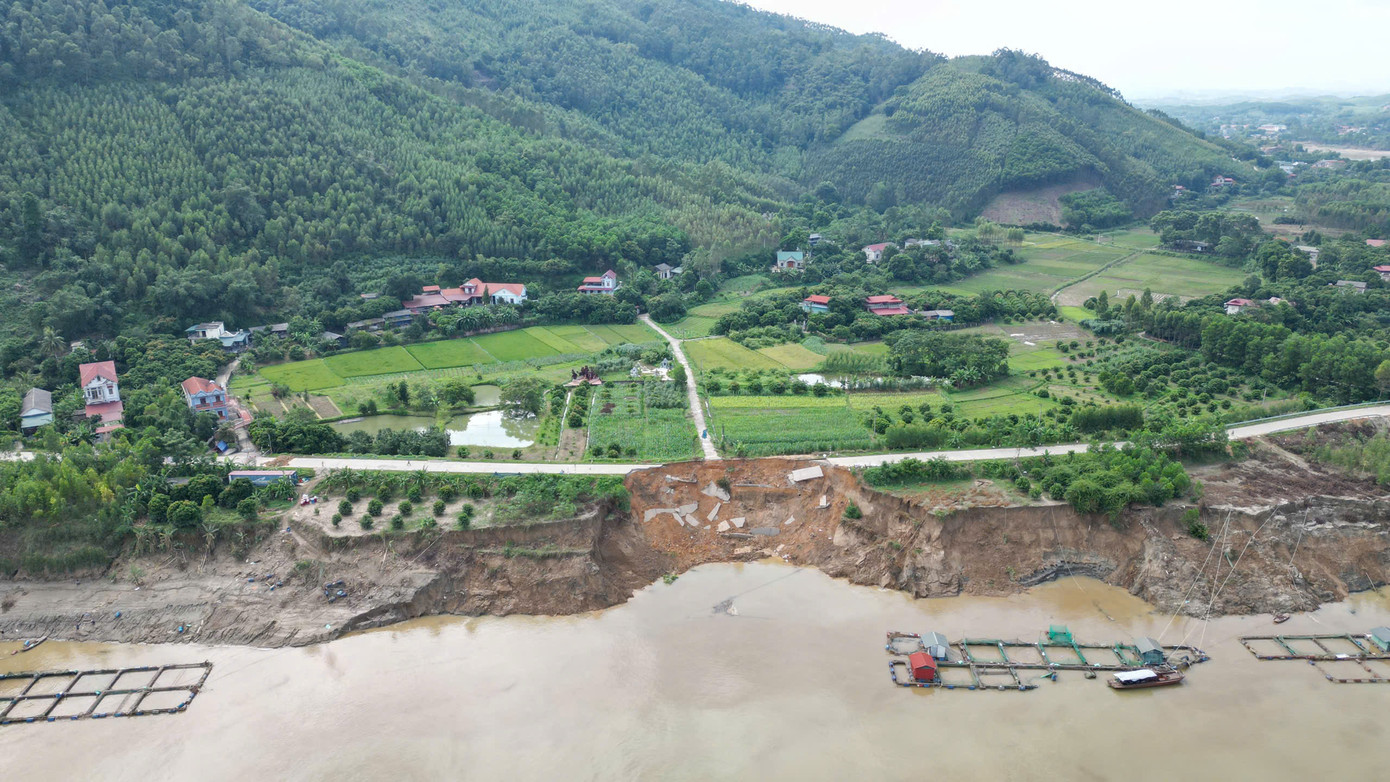 Đoạn gãy sập khoảng 100m chiều dài, 50m chiều sâu khiến giao thông bị chia cắt.