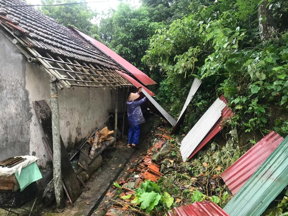 Mưa to, gió lớn kèm giông lốc khiến 1 ngôi nhà ở huyện Tam Nông bị tốc mái.