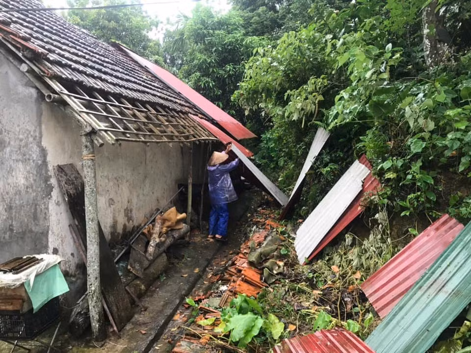 Mưa to, gió lớn kèm giông lốc khiến 1 ngôi nhà ở huyện Tam Nông bị tốc mái.