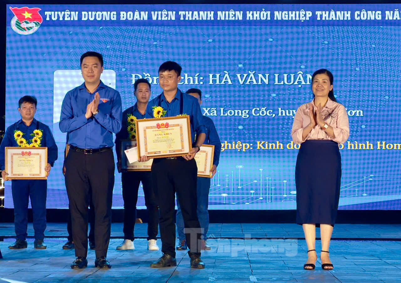 Năm 2022, Hà Văn Luận được Tỉnh Đoàn Phú Thọ tặng bằng khen thanh niên dân tộc thiểu số làm kinh tế giỏi. Năm 2022, Hà Văn Luận được Tỉnh Đoàn Phú Thọ tặng bằng khen thanh niên dân tộc thiểu số làm kinh tế giỏi.
