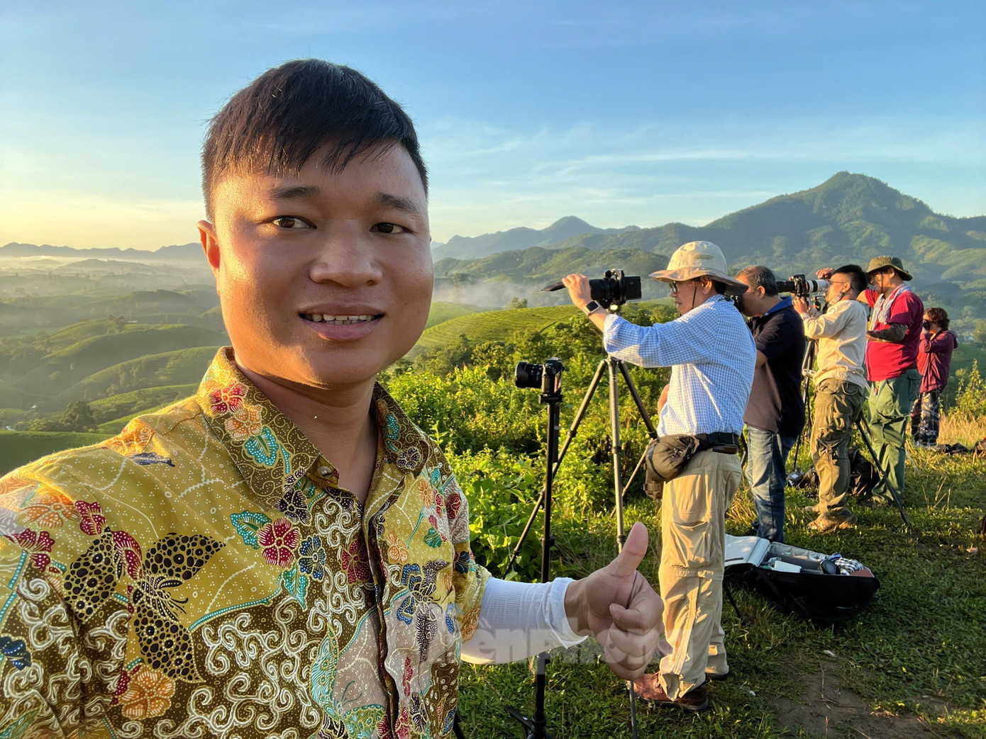Hà Văn Luận (áo hoa) mong muốn sẽ đưa du lịch cộng đồng phát triển bản làng. Hà Văn Luận (áo hoa) mong muốn sẽ đưa du lịch cộng đồng phát triển bản làng.