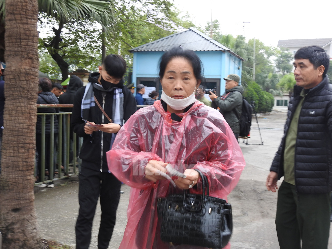 Ông Nguyễn Văn Hà – Giám đốc Trung tâm quản lý khai thác Khu Liên hợp Thể thao và du lịch tỉnh Phú Thọ cho biết: “Thực hiện kế hoạch của Liên đoàn bóng đá Việt Nam, ngay từ hôm qua BTC đã chuẩn bị mọi công tác đảm bảo không để xảy ra tình trạng xô đẩy, chen lấn. Mỗi khán giả chỉ được mua 2 vé cho một trận đấu; trong sáng nay BTC bán vé cả 2 trận đấu giữa đội tuyển Việt Nam gặp Indonesia ngày 15/12; trận đấu gặp Myanmar ngày 21/12.