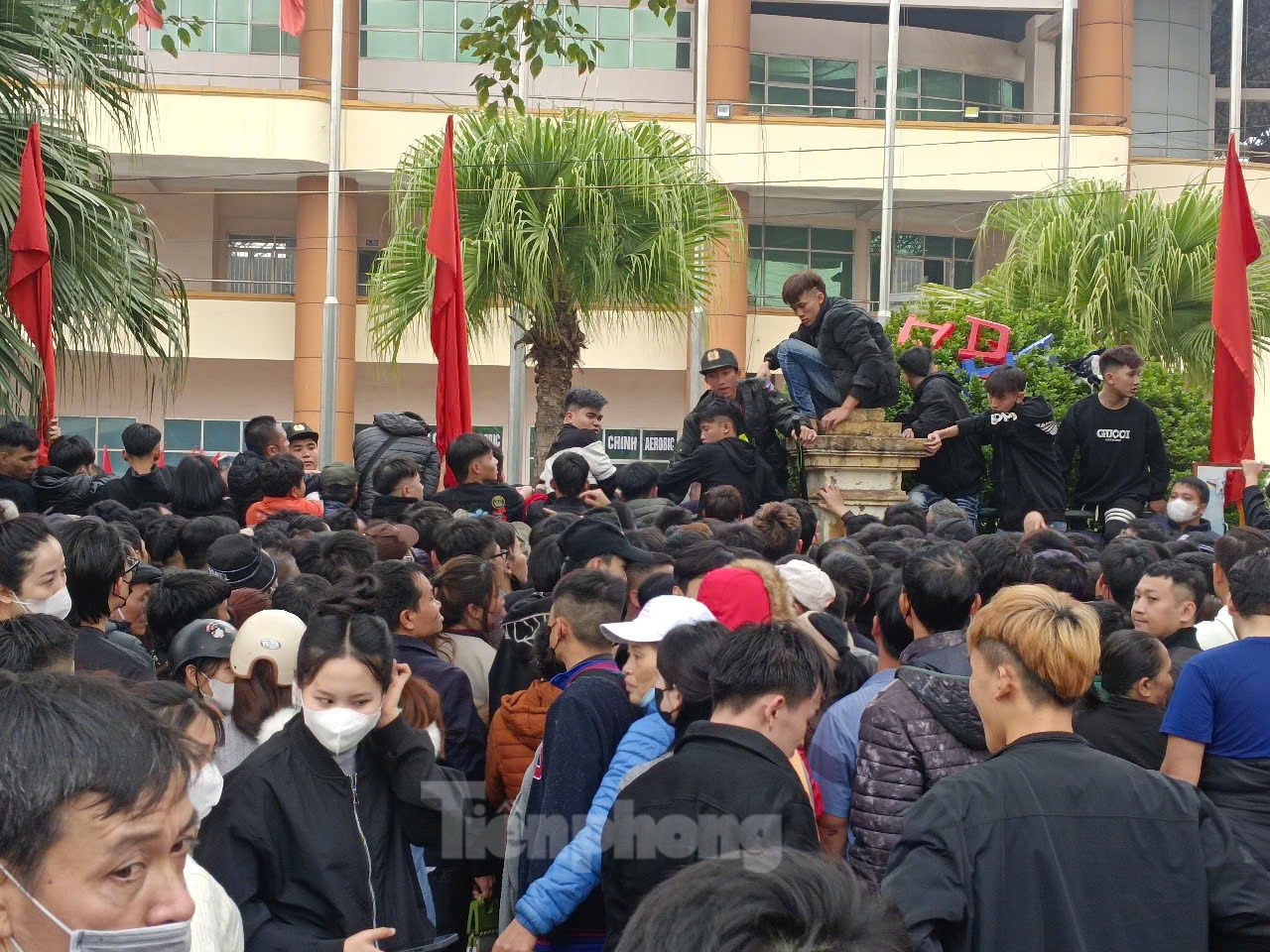 Tuy nhiên, do lượng người đổ về trước cổng sân vận động Việt Trì quá đông tạo nên sự hỗn loạn khiến BTC không thể mở bán tại quầy vé như đã thông báo.