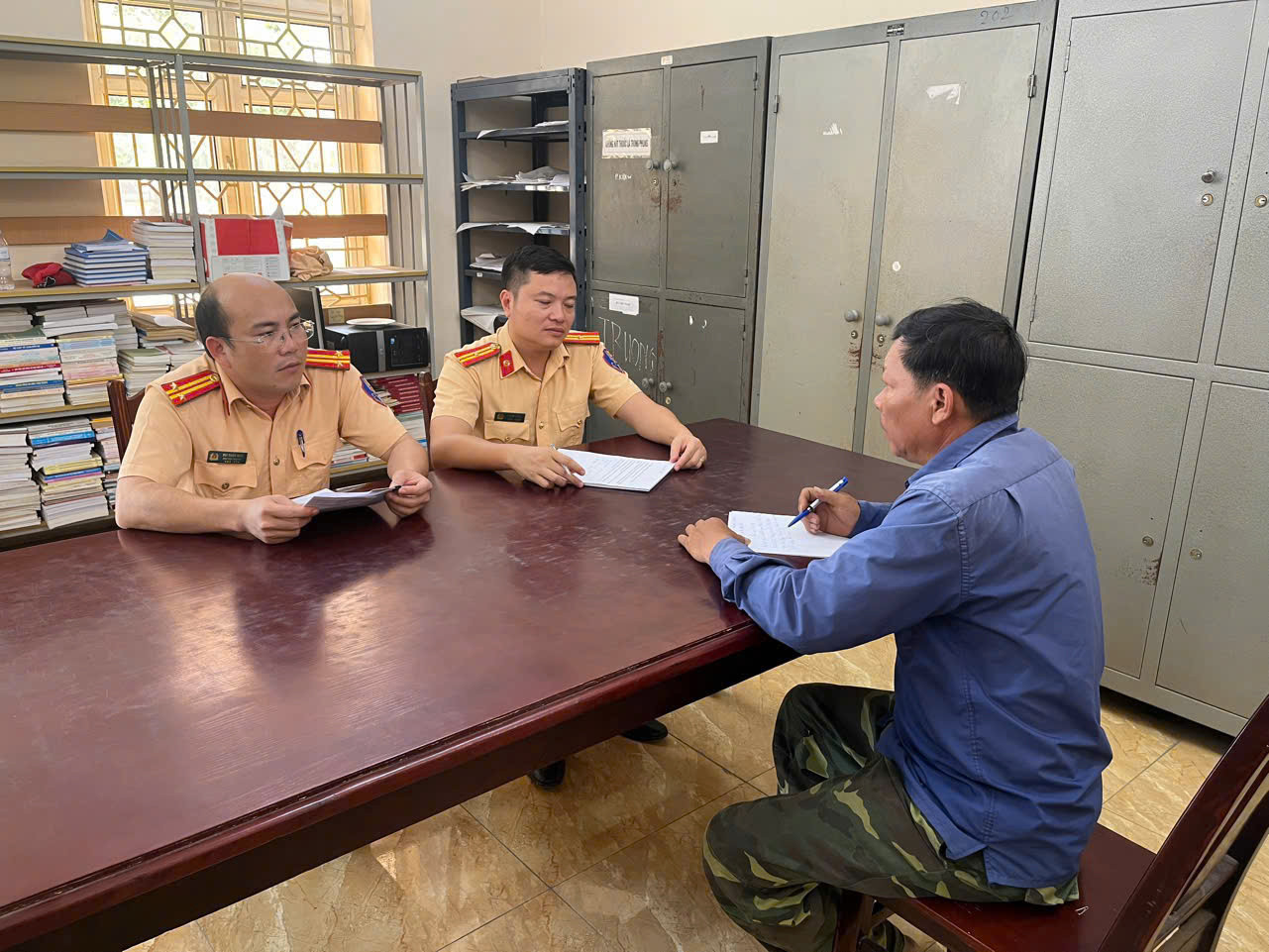 Ông Vương Văn Chiến tại cơ quan Công an tỉnh Phú Thọ. (Ảnh: Công an tỉnh Phú Thọ).