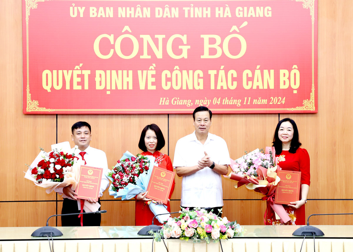 Ông Nguyễn Văn Sơn - Chủ tịch UBND tỉnh Hà Giang trao quyết định, tặng hoa chúc mừng các cán bộ nhận nhiệm vụ mới. Ông Nguyễn Văn Sơn - Chủ tịch UBND tỉnh Hà Giang trao quyết định, tặng hoa chúc mừng các cán bộ nhận nhiệm vụ mới.
