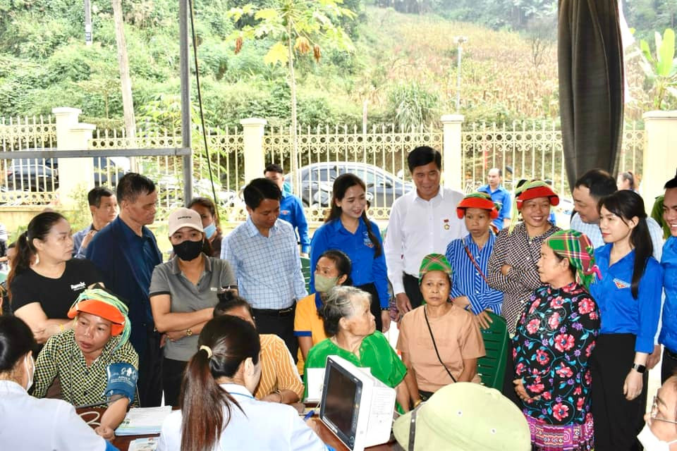 Tổ chức khám, cấp phát miễn phí cho bà con nhân dân tại Trạm Y tế xã Yên Lâm.