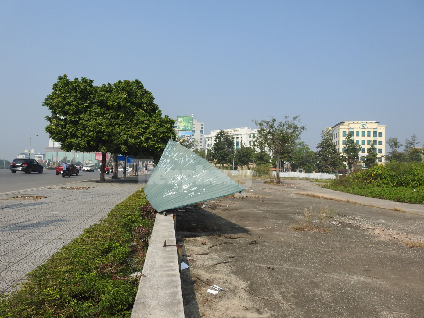 Phía bên ngoài được quây tôn kín bao quanh, tách biệt với ngã tư trung tâm TP Việt Trì.