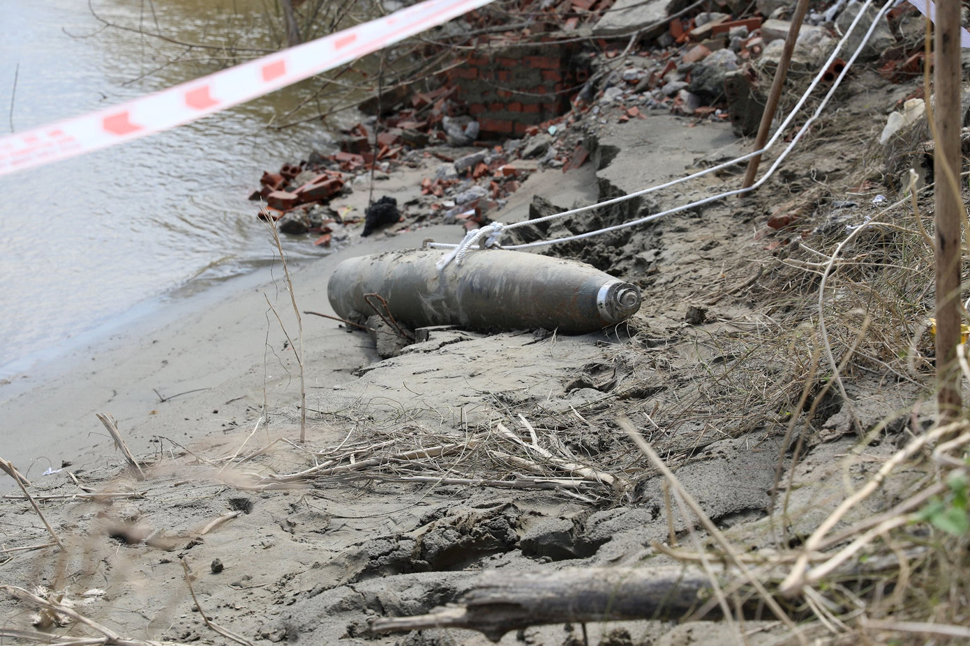 Quả bom nặng khoảng 100kg được phát hiện ở Cảng Việt Trì (Phú Thọ) vào chiều ngày 14/8.