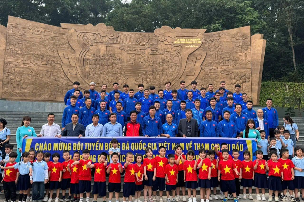 Đội tuyển Quốc gia Việt Nam chụp ảnh lưu niệm tại bức phù điêu "Bác Hồ nói chuyện với các Đại Đoàn quân Tiên phong". Đội tuyển Quốc gia Việt Nam chụp ảnh lưu niệm tại bức phù điêu "Bác Hồ nói chuyện với các Đại Đoàn quân Tiên phong".