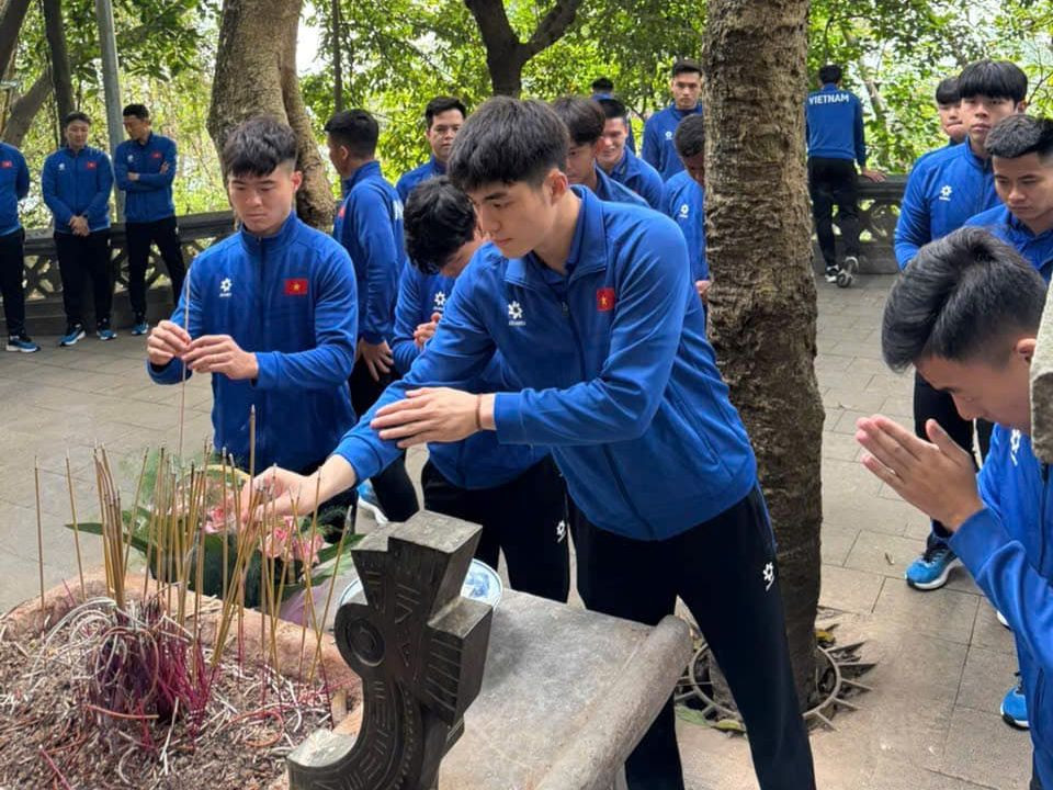 Các cầu thủ dâng hương tưởng niệm các Vua Hùng tại đỉnh núi Nghĩa Lĩnh Các cầu thủ dâng hương tưởng niệm các Vua Hùng tại đỉnh núi Nghĩa Lĩnh