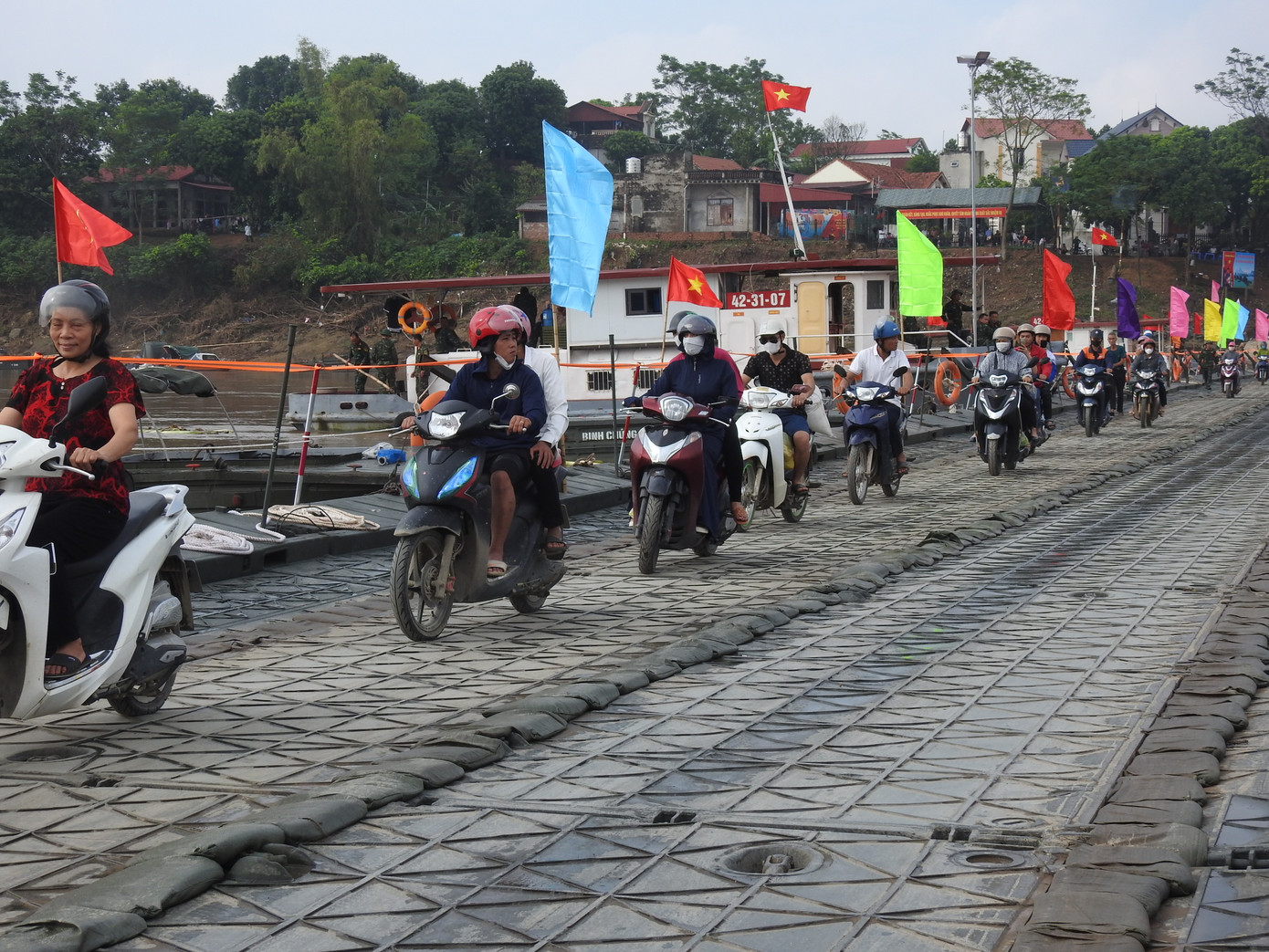 Cũng theo Thượng tá Nguyễn Thanh Tuấn, lực lượng binh chủng công binh sẽ trực 24/7 để đảm bảo an toàn giao thông cho người dân qua lại cầu phao. Sau 22h, khi có trường hợp cấp cứu vẫn mở cho xe lưu thông qua cầu.