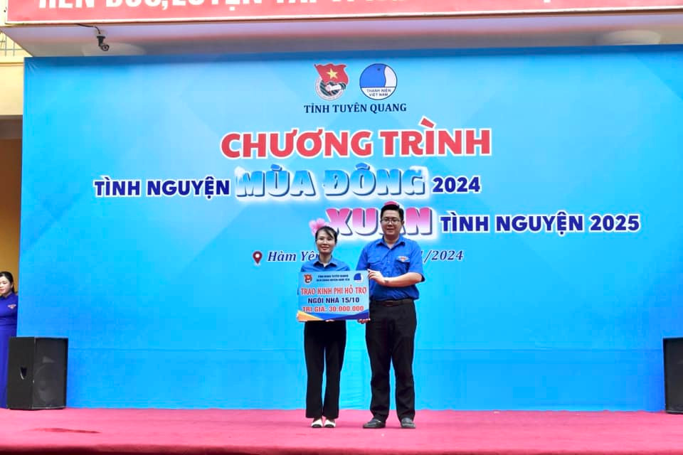 Huyện Đoàn Hàm Yên trao tặng kinh phí hỗ trợ xây dựng ngôi nhà 15/10 cho hộ gia đình khó khăn.