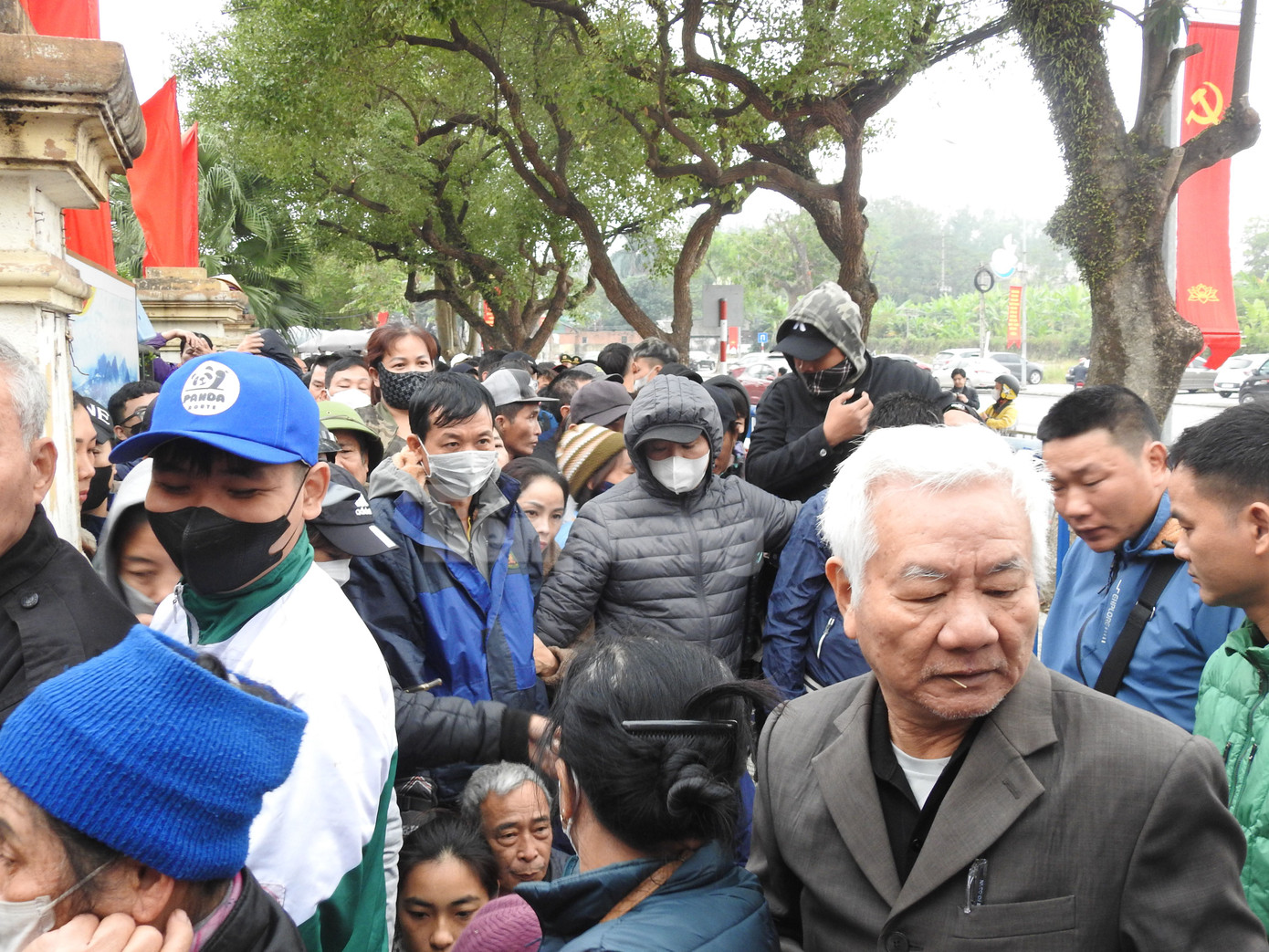 Sáng sớm ngày 12/12, mặc trời rét căm căm người hâm mộ chờ được mua những tấm vé cổ vũ đội tuyển Việt Nam.