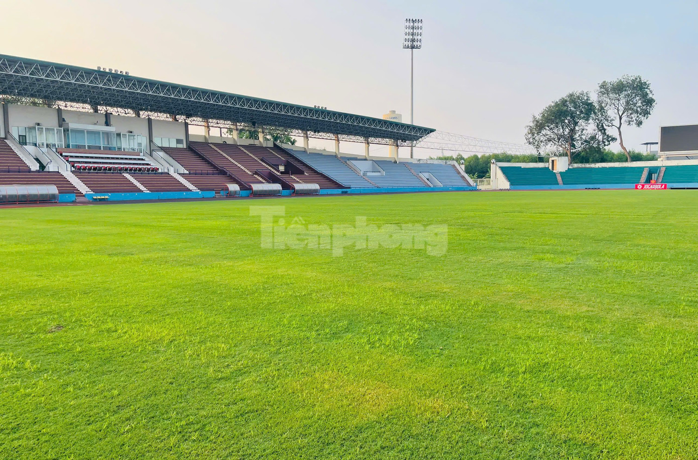 Trao đổi với PV, ông Nguyễn Đắc Thủy - Giám đốc Sở Văn hóa, Thể thao và Du lịch Phú Thọ cho biết: "Đến thời điểm hiện tại, chúng tôi đã sẵn sàng cho giải đấu của đội tuyển quốc gia vào ngày 15 và 21/12. Mọi công tác như mặt sân, phòng ốc, đèn chiếu sáng...đã hoàn tất". Trao đổi với PV, ông Nguyễn Đắc Thủy - Giám đốc Sở Văn hóa, Thể thao và Du lịch Phú Thọ cho biết: "Đến thời điểm hiện tại, chúng tôi đã sẵn sàng cho giải đấu của đội tuyển quốc gia vào ngày 15 và 21/12. Mọi công tác như mặt sân, phòng ốc, đèn chiếu sáng...đã hoàn tất".