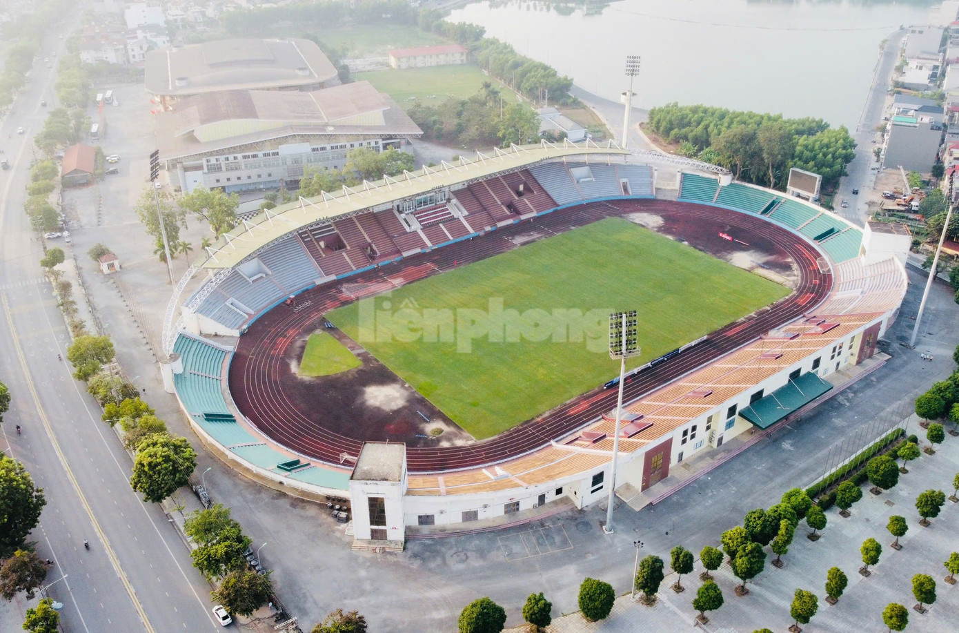 Đây là lần đầu tiên Đội tuyển Quốc gia Việt Nam thi đấu trên sân vận động Việt Trì - nơi có gần 20.000 cổ động viên. Đây là lần đầu tiên Đội tuyển Quốc gia Việt Nam thi đấu trên sân vận động Việt Trì - nơi có gần 20.000 cổ động viên.