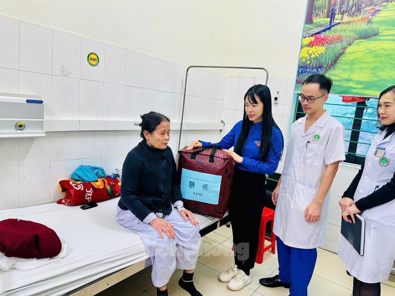 Trong khuôn khổ, các cấp Đoàn tổ chức tặng quà người dân hoàn cảnh khó khăn.