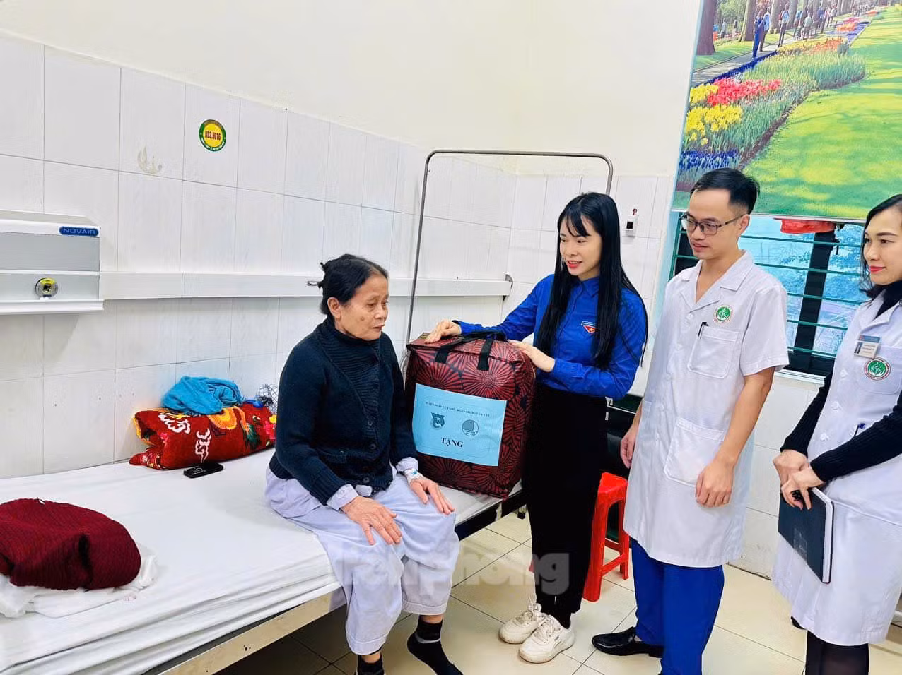 Trong khuôn khổ, các cấp Đoàn tổ chức tặng quà người dân hoàn cảnh khó khăn.