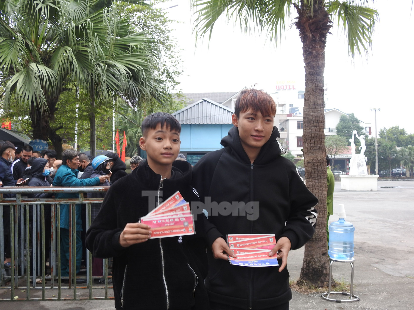 Người hâm mộ phấn khởi khi cầm vé trên tay.