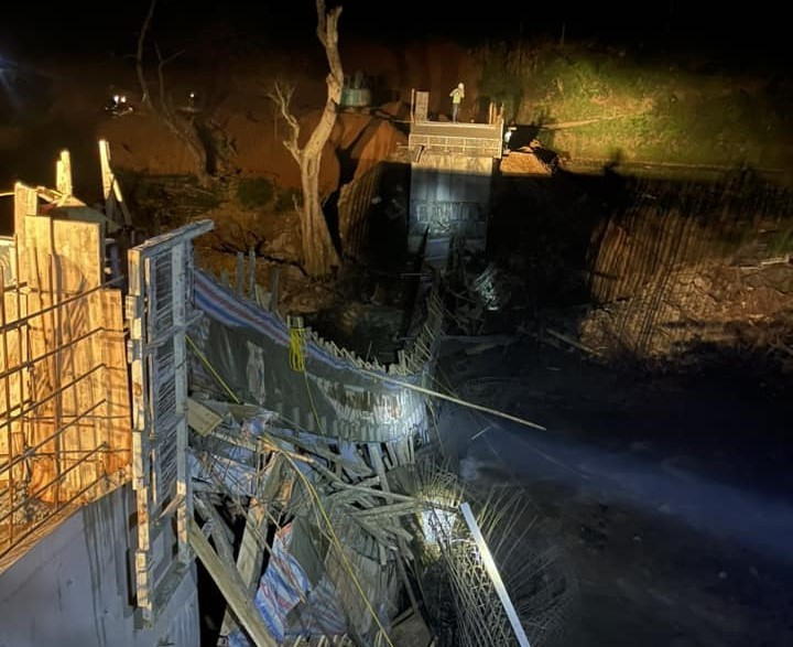 Cây cầu Lũng Cáng bị sập khi đang xây dựng chiều tối ngày 6/11. (ảnh: người dân cung cấp). Cây cầu Lũng Cáng bị sập khi đang xây dựng chiều tối ngày 6/11. (ảnh: người dân cung cấp).