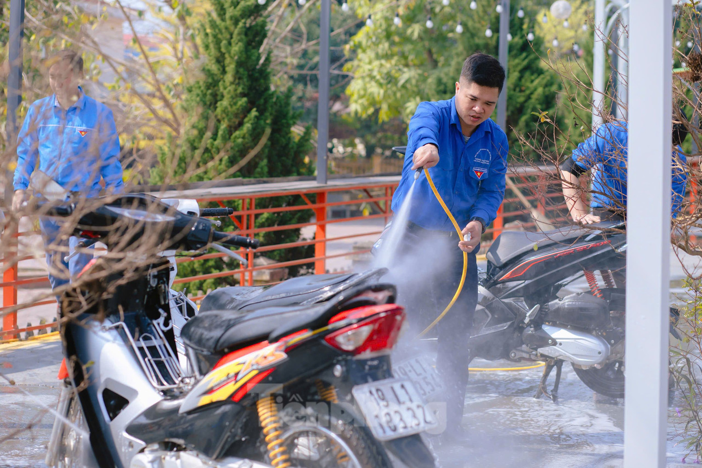 Thanh niên Phú Thọ rửa xe gây quỹ từ thiện giúp trẻ em nghèo.