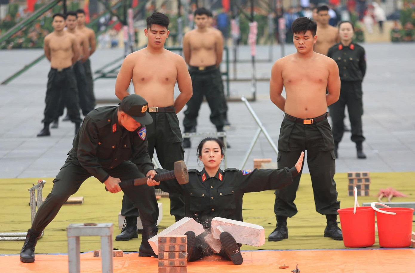 Màn trình diễn đặc sắc khiến người xem không khỏi thán phục trước nghị lực của các chiến sĩ Công an nhân dân.