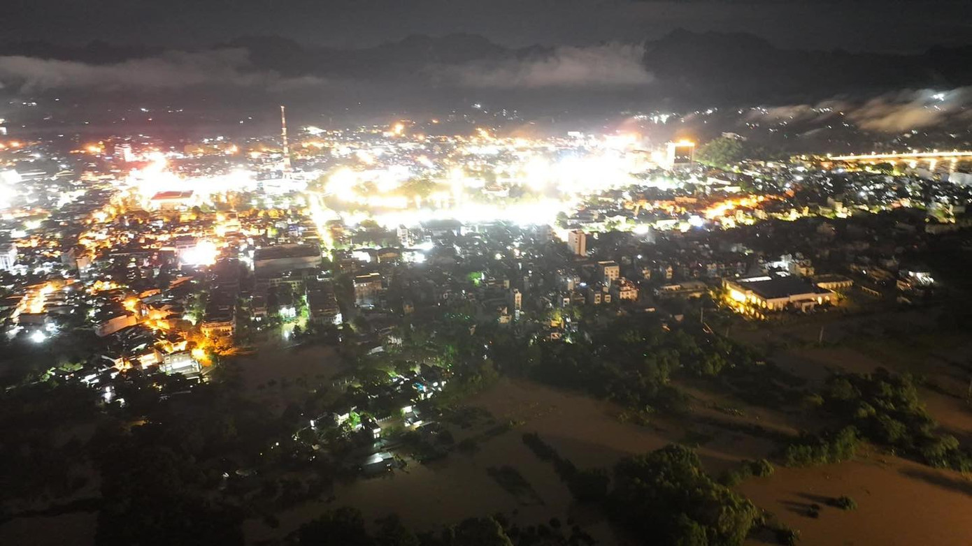 Tối 10/9, TP Tuyên Quang chìm trong biển nước.