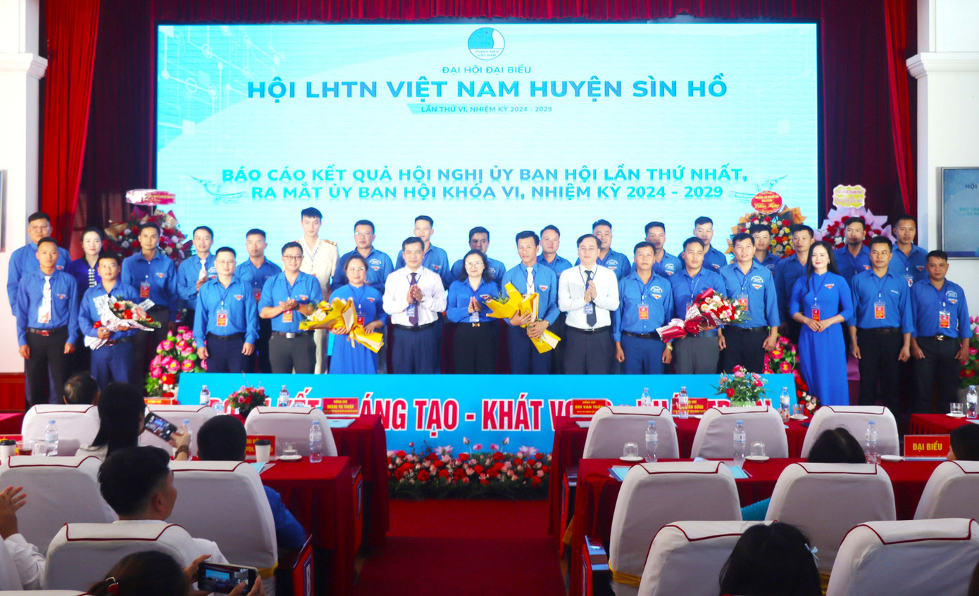 Lãnh đạo Tỉnh hội, Huyện ủy, UBND huyện Sìn Hồ tặng hoa chúc mừng Ủy ban Hội LHTN Việt Nam huyện khóa VI, nhiệm kỳ 2024-2029. Lãnh đạo Tỉnh hội, Huyện ủy, UBND huyện Sìn Hồ tặng hoa chúc mừng Ủy ban Hội LHTN Việt Nam huyện khóa VI, nhiệm kỳ 2024-2029.